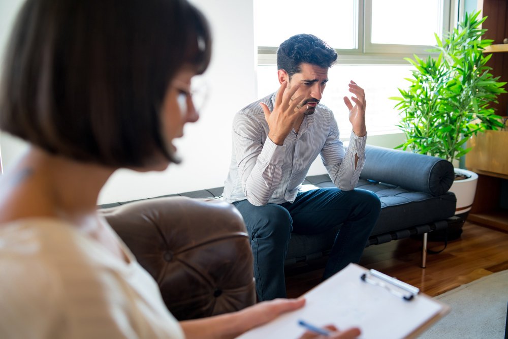 diferenciar uma reação emocional esperada de um quadro clínico<br />
